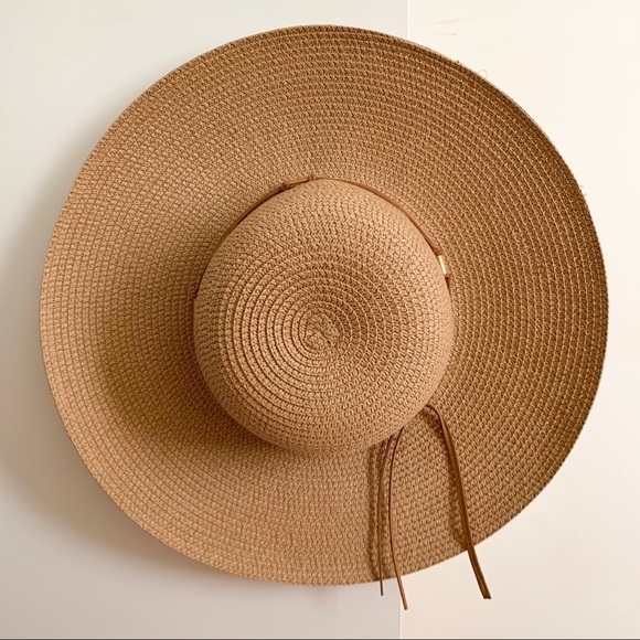 Francesca's Collections Accessories - NWOT Francesca’s Floppy Sun Hat